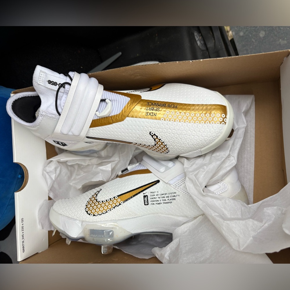 Nike Force Zoom Trout 7 in White and Metallic Gold